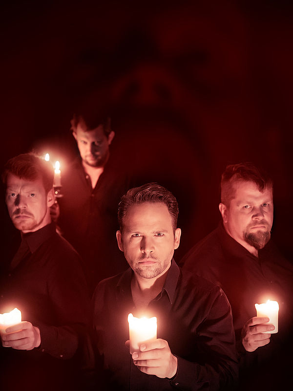 Ein Ensemble extrem wandlungsfähiger Sprecher*innen, Live-Musik und sorgfältig ausgewählte, auf die Handlung abgestimmte Bilder – das ist das Rezept, mit dem das Theater ex libris Literatur als Live-Hörspiele auf die Bühne bringt. 