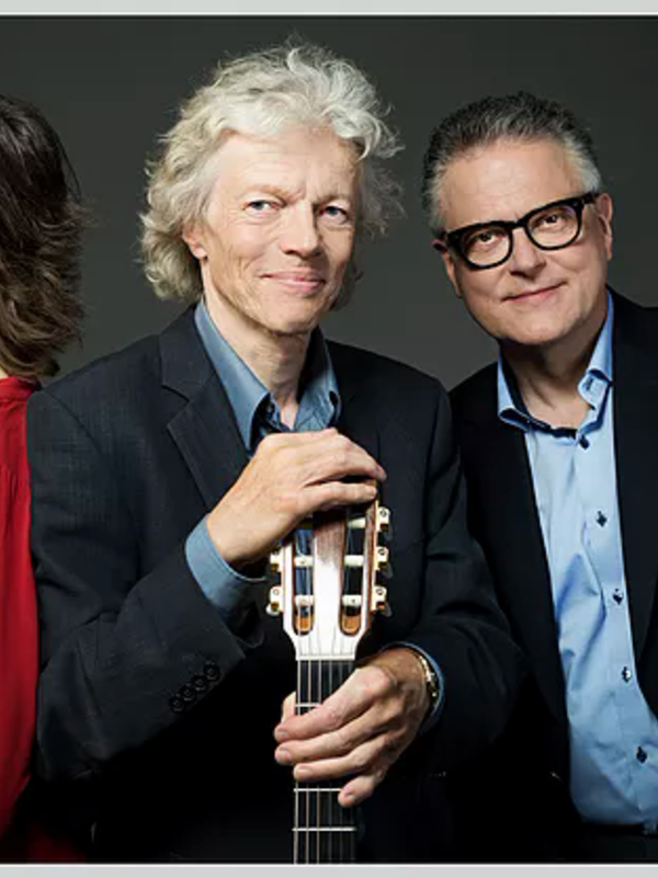 Dem münsteraner Jazz-Publikum sind alle drei Musiker bestens bekannt. Sie konzertieren international in unterschiedlichen Formationen. Diese Besetzung stellt eine besondere Begegnung der drei hochkarätigen Musiker dar. Das Klangbild im Spannungsbogen von der filigranen Stimme Nikola Maternes über das groovige Gitarrenspiel Axel Zinowskys bis hin zur tiefgründig brummenden Bass-Klarinette Wolfgang Bleibels verspricht einen außergewöhnlichen Konzertabend. 

LePlay spielt Lieblingssongs, Eigenkompositionen und Jazzstandards – ganz nah und in der spannenden Trio-Besetzung Gesang, elektrische/akustische Gitarre sowie Bass-Klarinette/Sopran-Saxofon. 