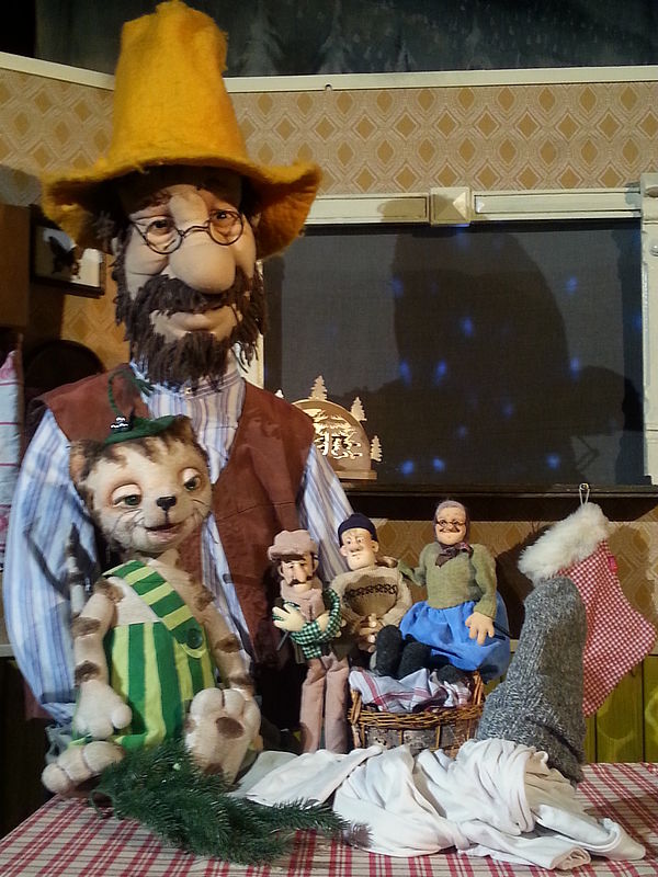 Eine turbulente und herzerwärmende Geschichte vom alten Pettersson und seinem ­vorwitzigen ­Kater Findus, von Genügsamkeit und Nächsten­liebe, von bunten Eiern und singenden Hähnen, und von Weihnachten. Was sonst!