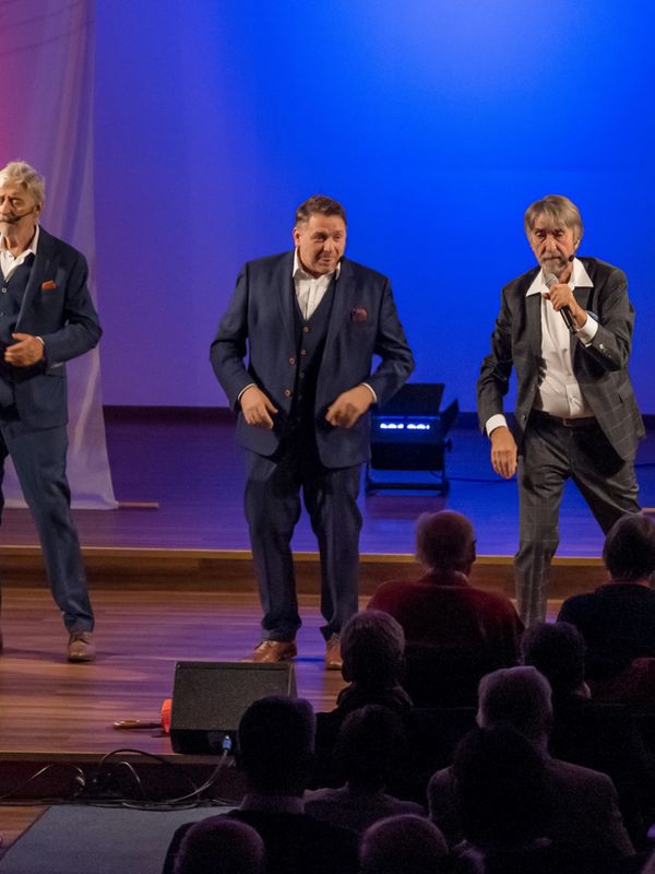 „Wenn virtuoser Gesang, gut aufgelegte Sänger und komödiantisches Talent zusammentreffen, dann heißt diese gelungene Symbiose „6-Zylinder“!  Die Glocke